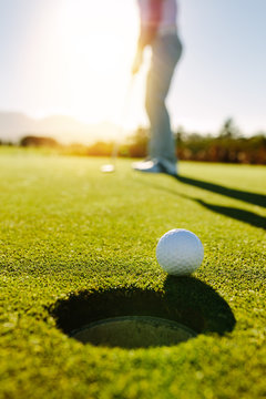 Bild på golfboll under sommaren