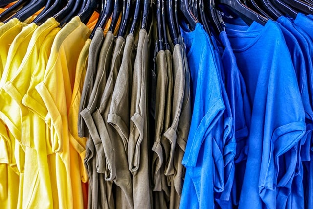 En rad med t-shirts
