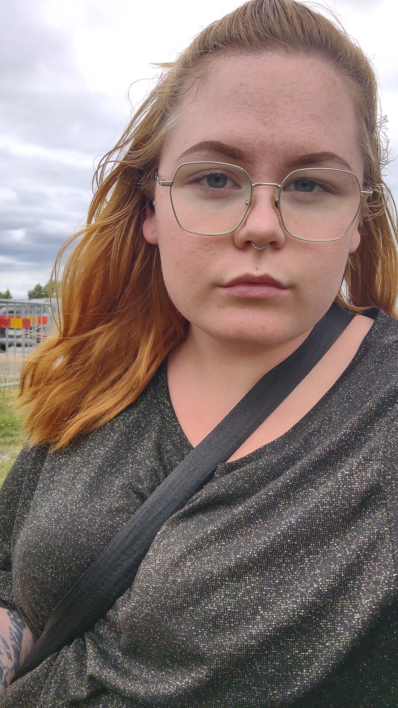 En bild på mig, James. Jag har röd-blont hår och bär en svart och glittrig tröja.